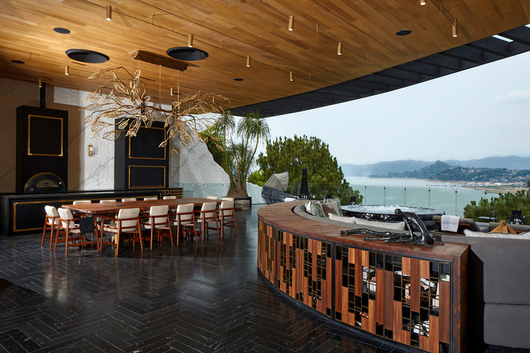 Luksuzna trpezarija sa drvenim plafonom i panoramskim pogledom na jezero